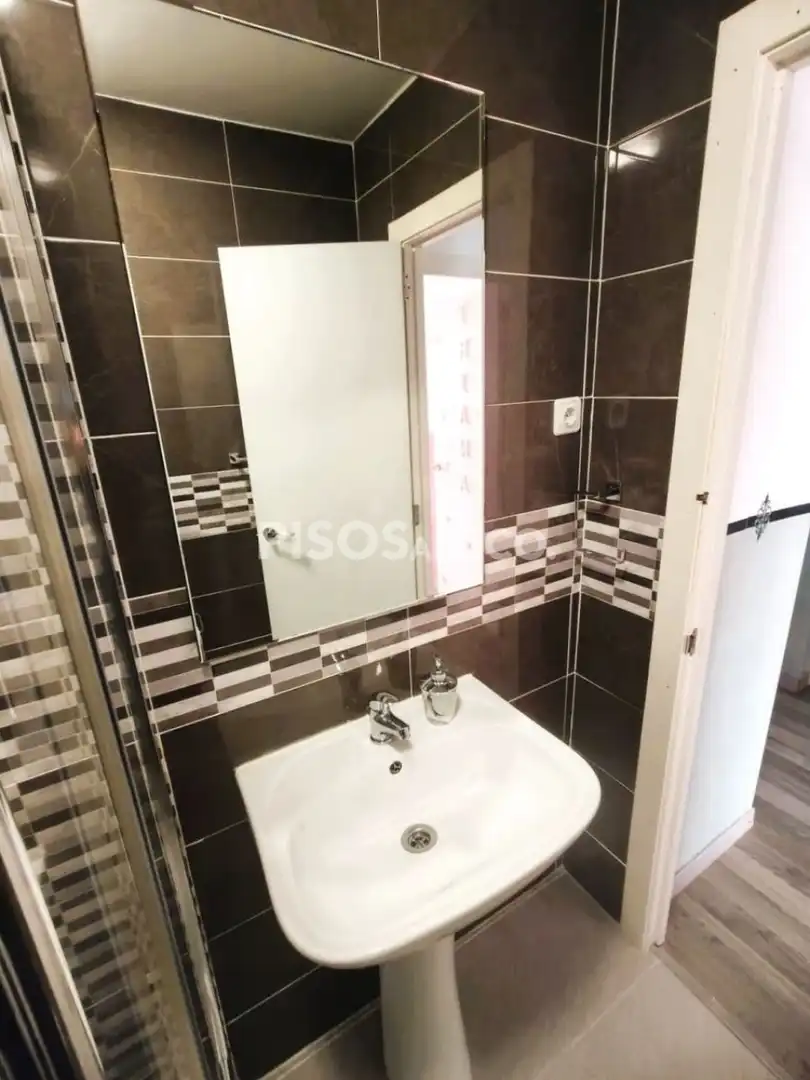 Baño de Piso en venta en Cambre  con Calefacción, Trastero y Amueblado