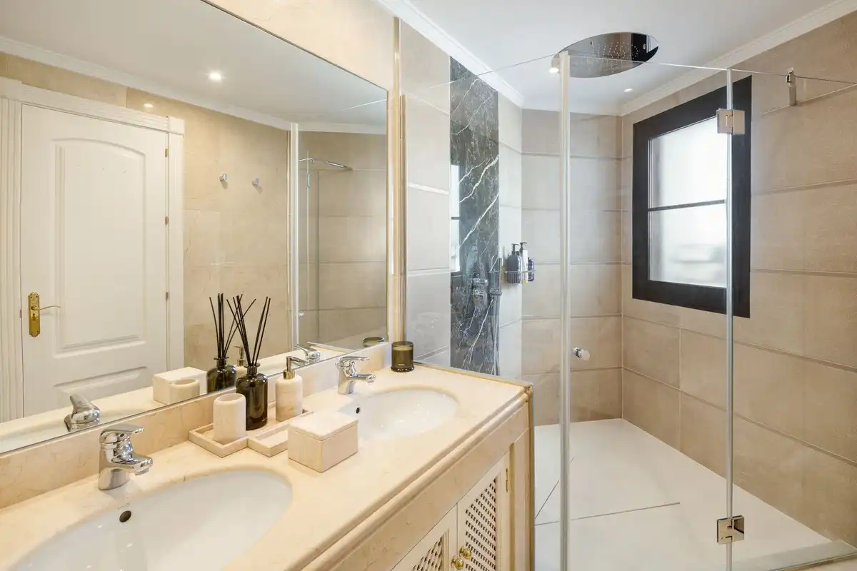 Baño de Casa o chalet en venta en Benahavís con Aire acondicionado, Jardín privado y Terraza