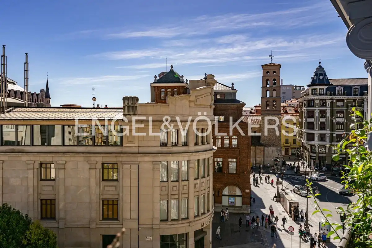 Vista exterior de Piso en venta en León Capital  con Calefacción y Balcón