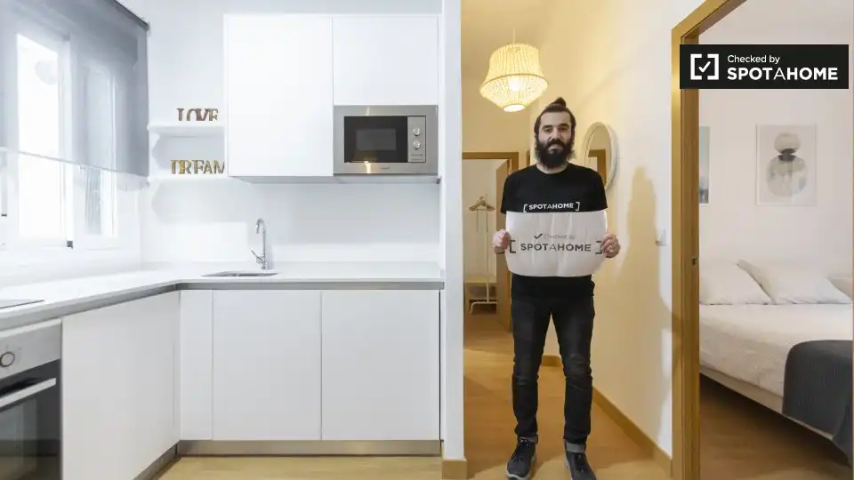 Cuina de Pis de lloguer en Madrid amb Aire condicionat, Calefacció i Moblat