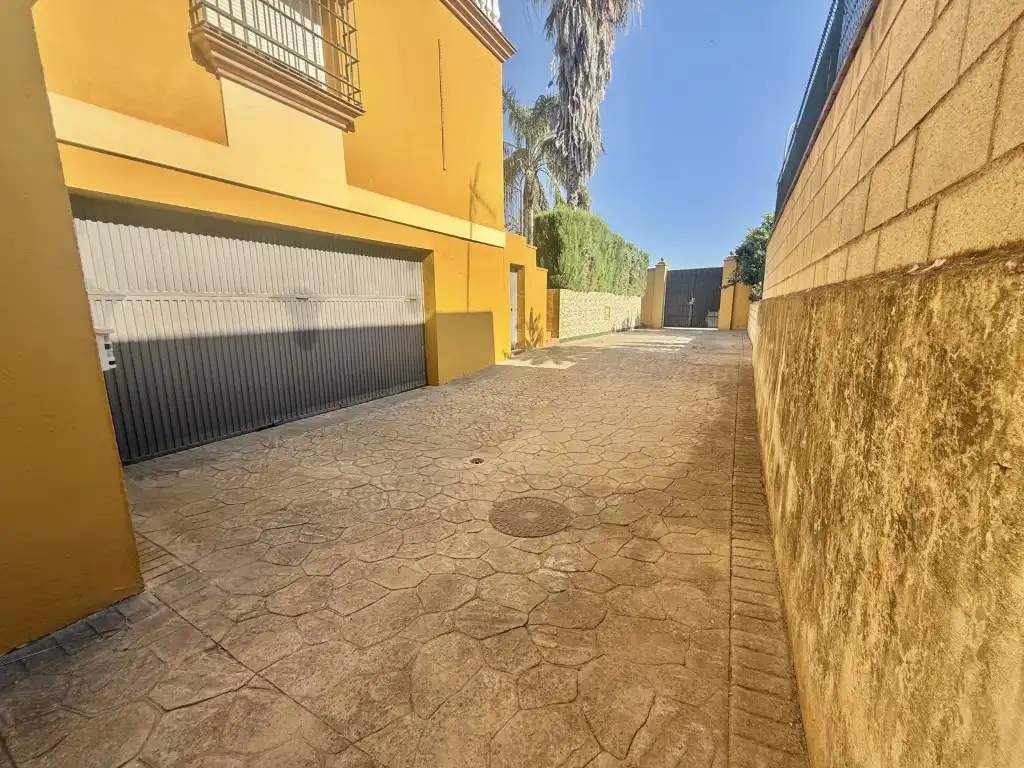 Vista exterior de Casa o chalet en venta en Mairena del Alcor con Amueblado y Balcón
