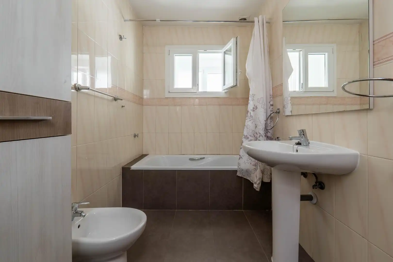 Bathroom of Flat for sale in Granada  with Heating and Terrace