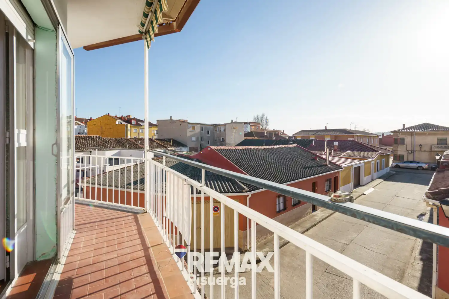 Vista exterior de Casa o xalet en venda en Venta de Baños amb Jardí privat, Terrassa i Traster