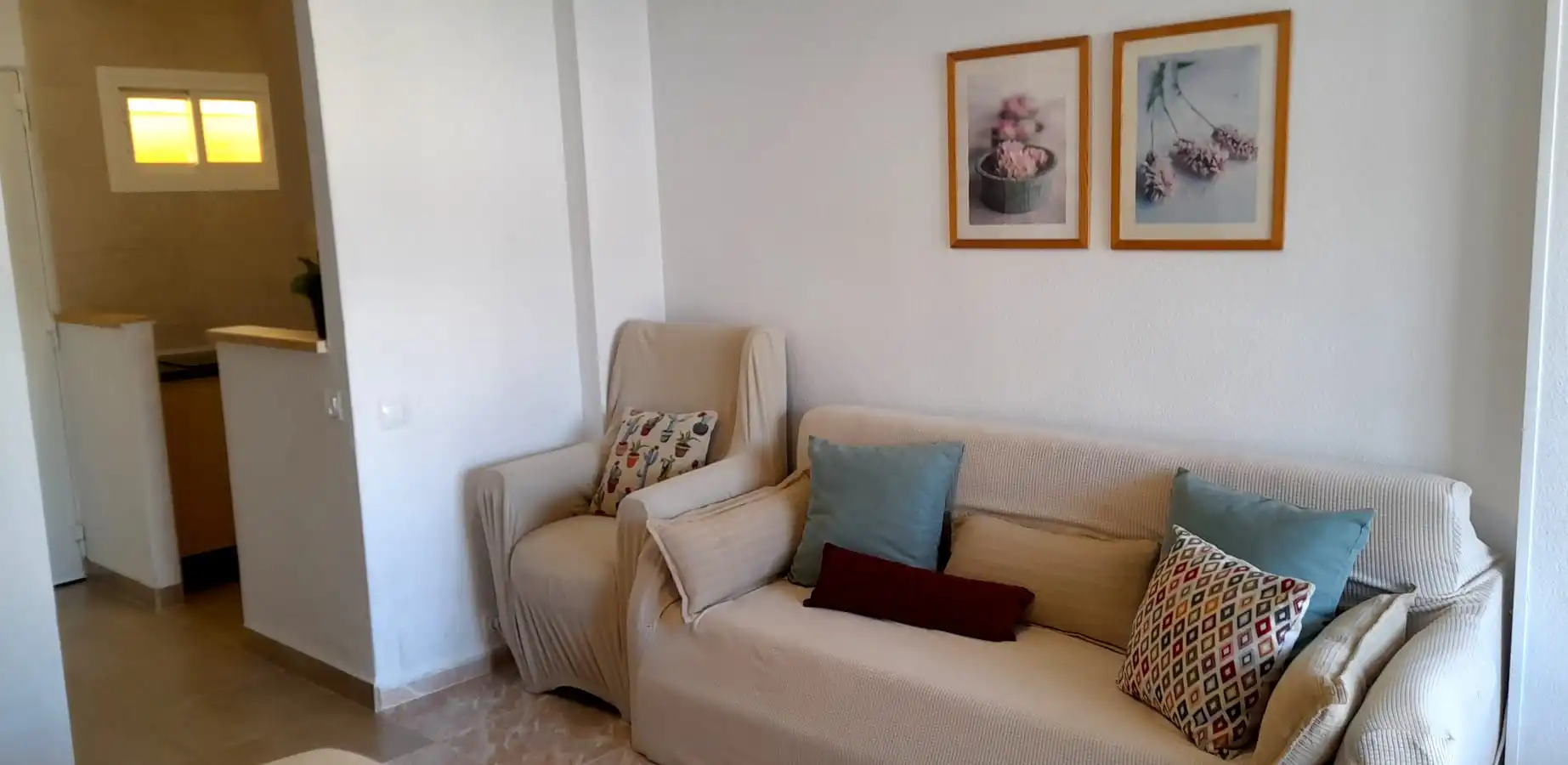 Sala de estar de Estudio de alquiler en Benalmádena con Aire acondicionado, Terraza y Amueblado