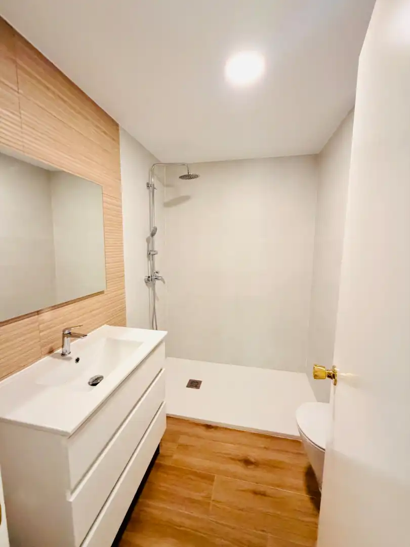 Bany de Pis en venda en Sevilla amb Aire condicionat, Parquet i Terrassa