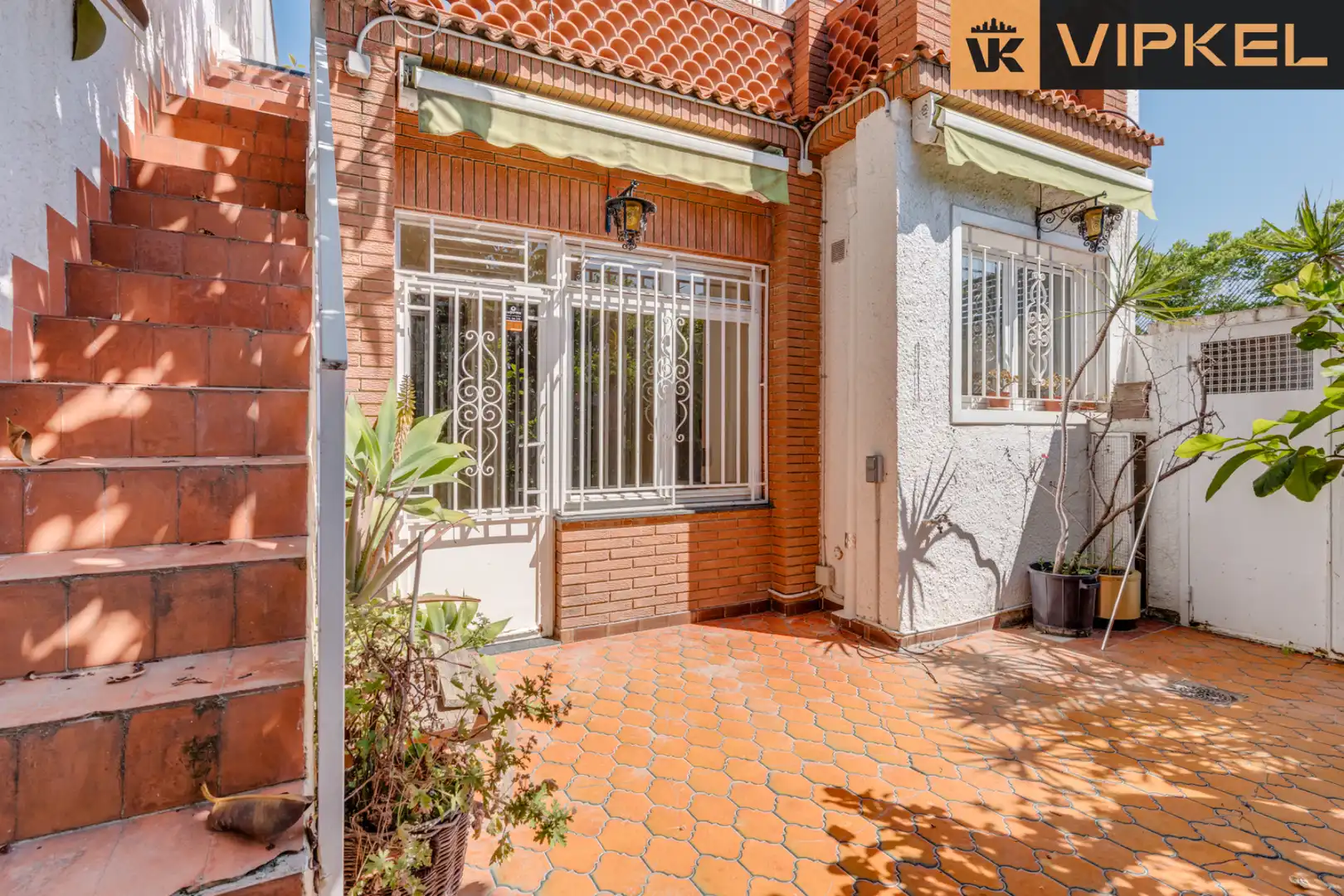 Außenansicht von Einfamilien-Reihenhaus zum Verkauf in Barcelona mit Privatgarten und Terrasse