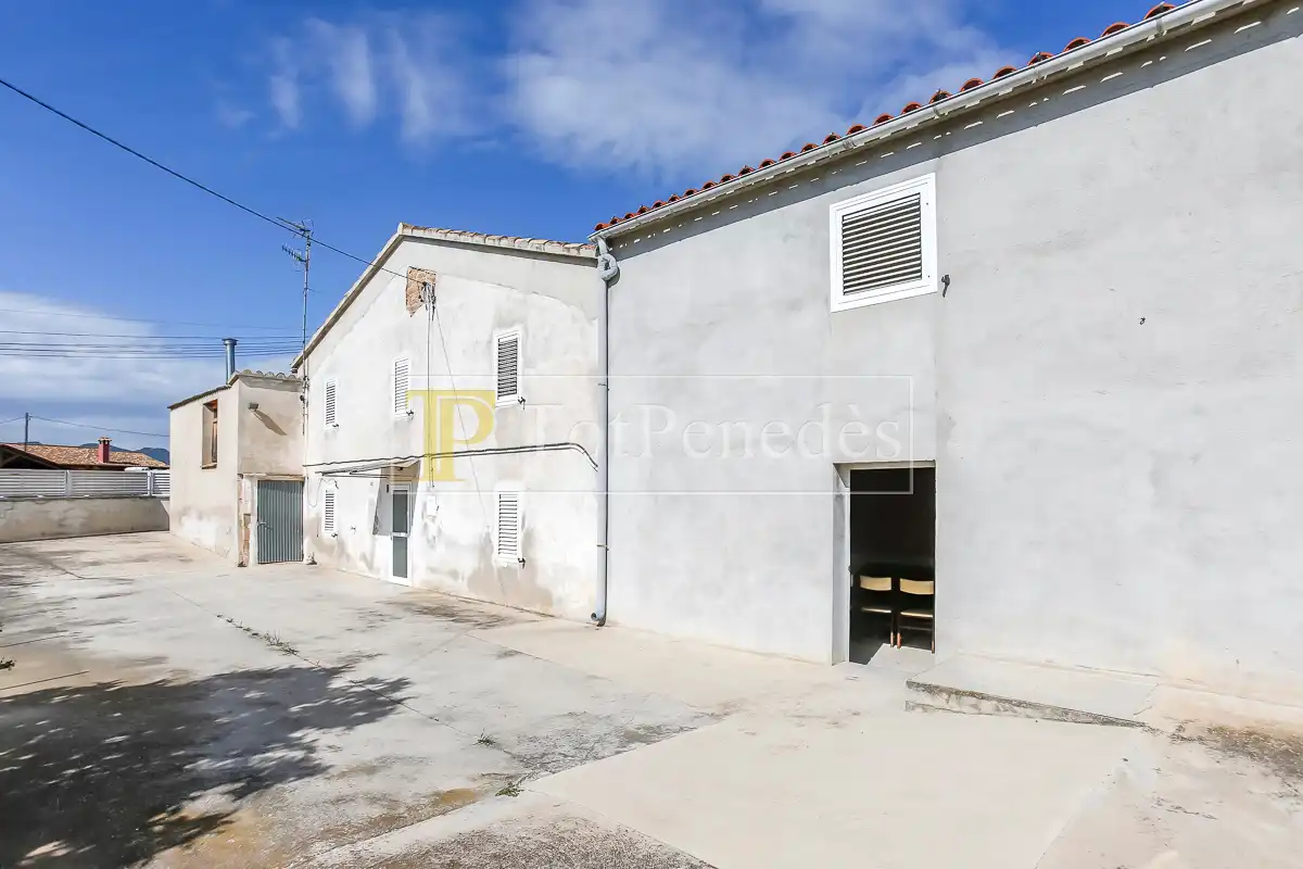 Vista exterior de Finca rústica en venda en Vilobí del Penedès amb Calefacció