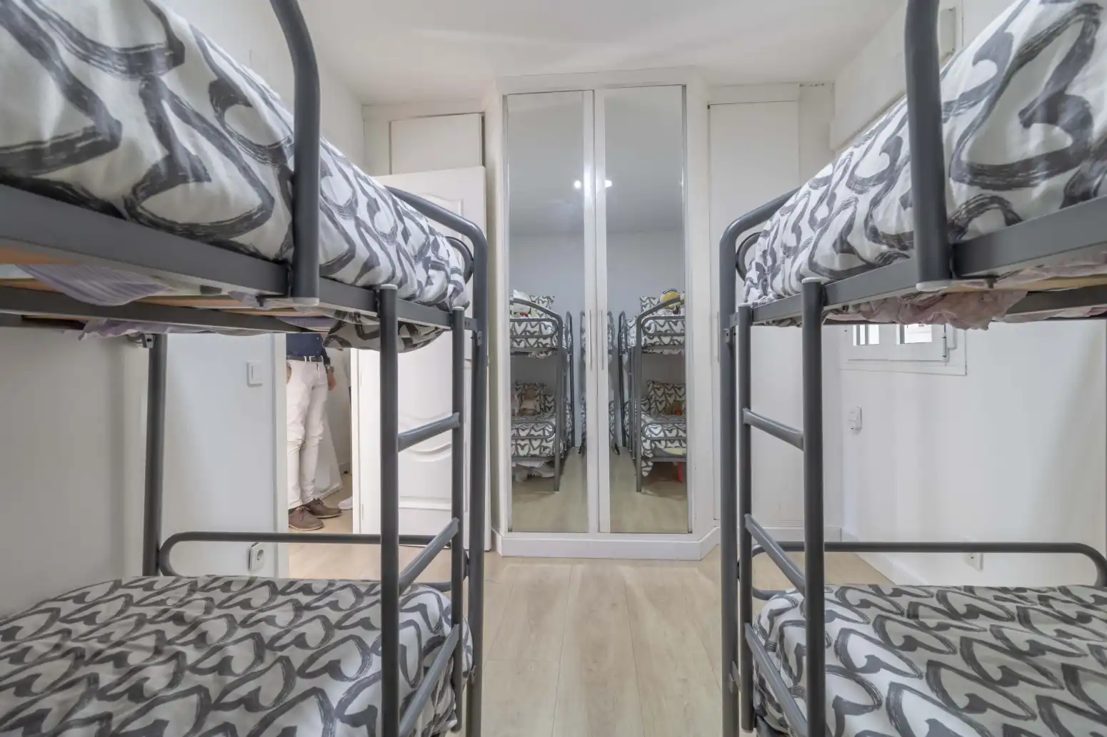 Habitación de Piso en venta en Sevilla con Aire acondicionado, Jardín privado y Piscina