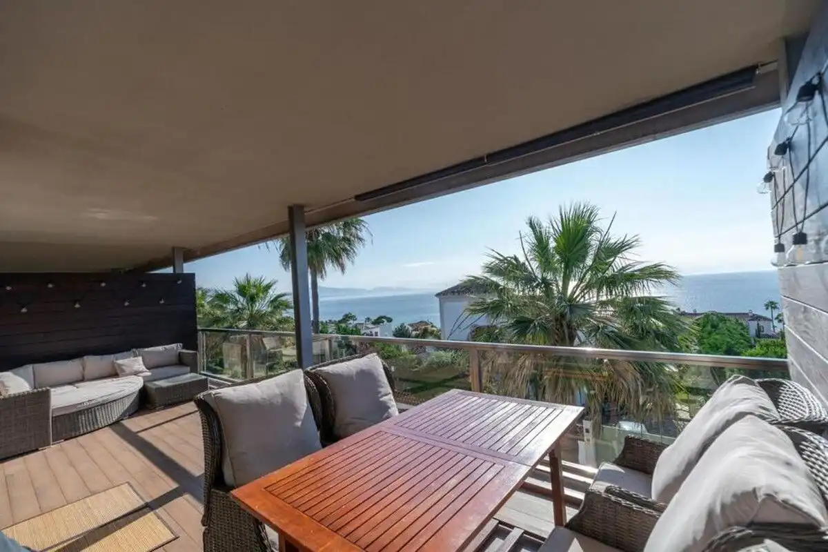 Terrasse von Wohnungen zur Miete in Manilva mit Klimaanlage, Heizung und Terrasse