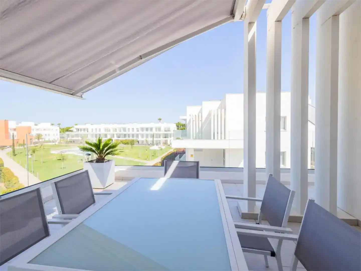 Terrasse von Wohnungen zur Miete in Chipiona mit Klimaanlage, Privatgarten und Schwimmbad