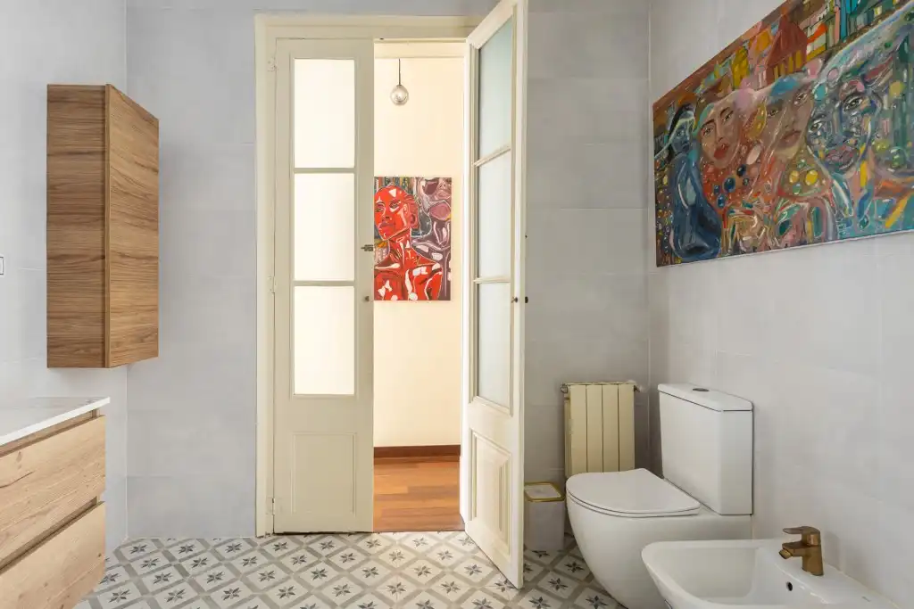 Badezimmer von Wohnungen zum Verkauf in Barcelona mit Heizung, Abstellraum und Balkon