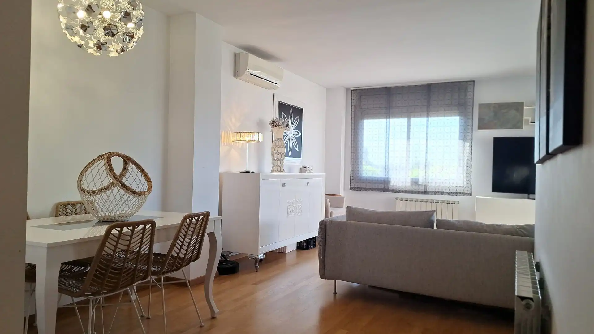 Wohnzimmer von Wohnung zum Verkauf in Salt mit Klimaanlage, Heizung und Terrasse