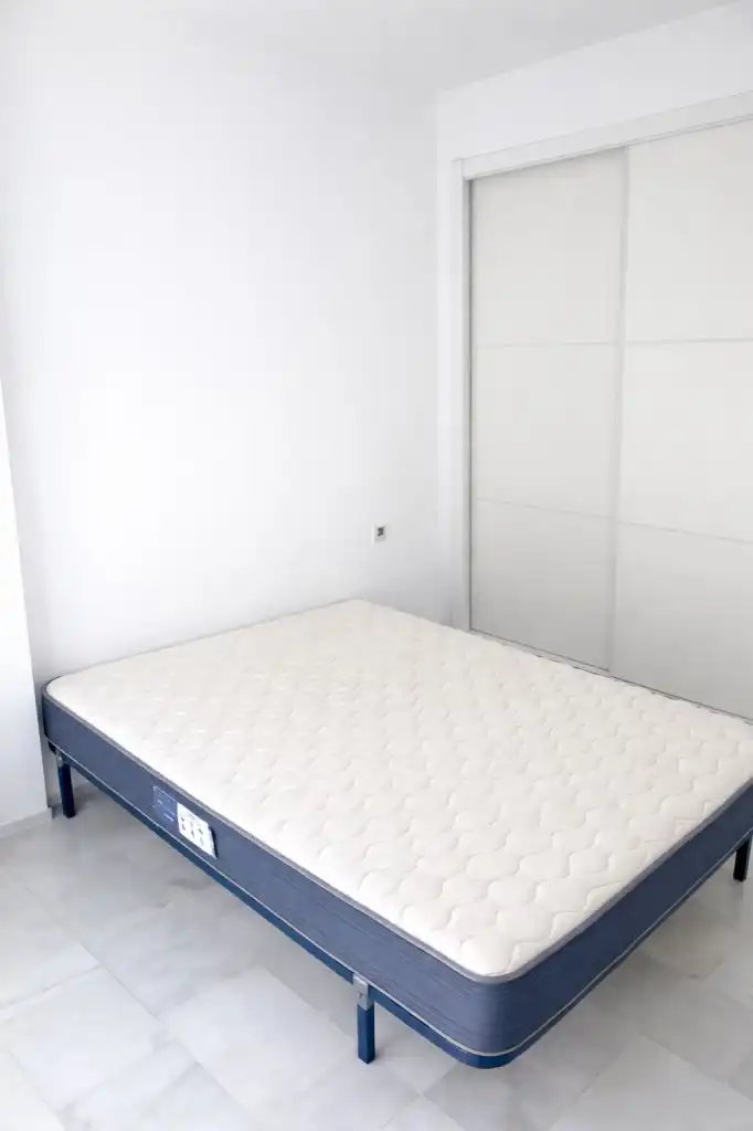 Dormitori de Apartament de lloguer en Marbella amb Aire condicionat, Calefacció i Jardí privat