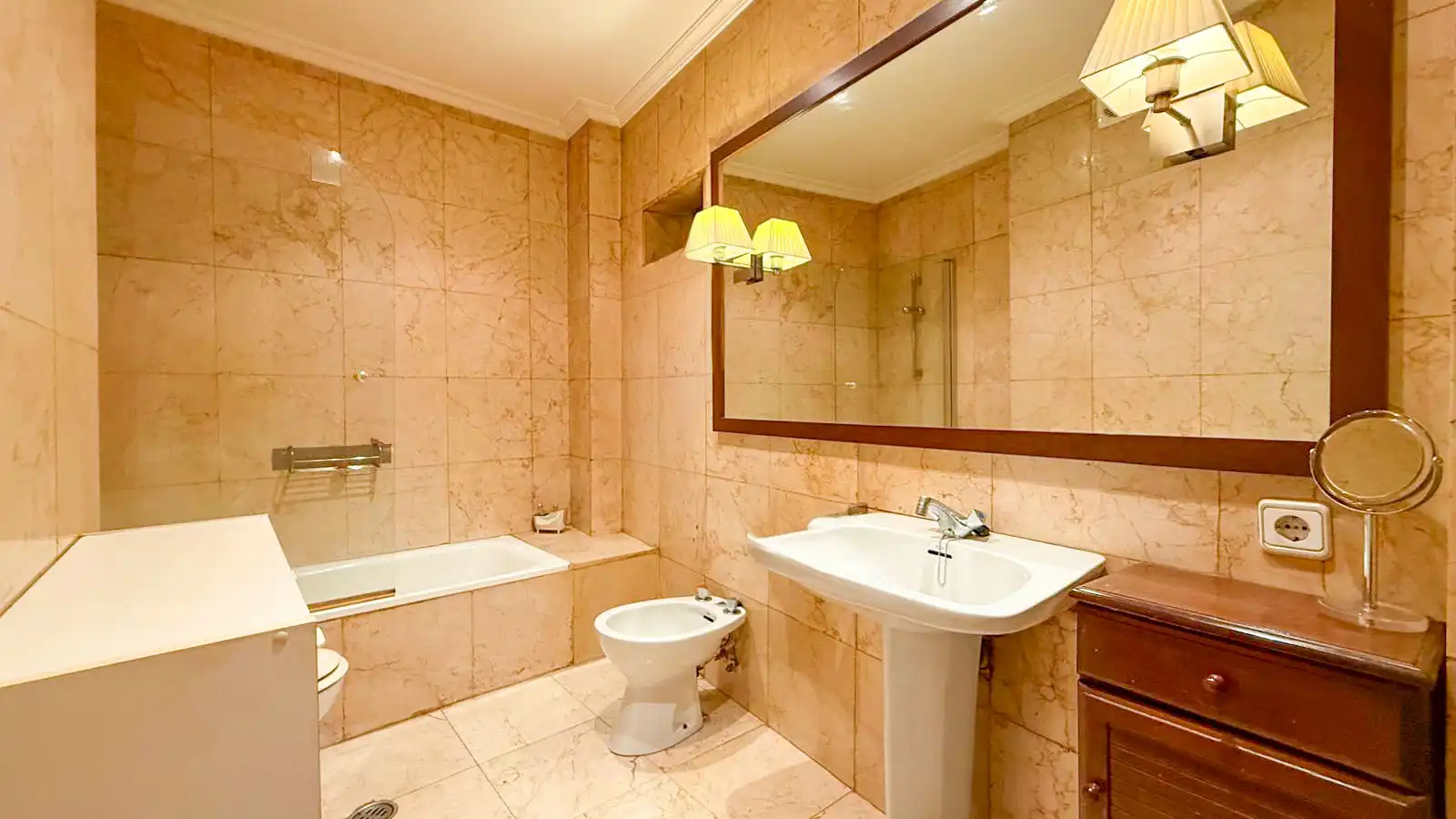 Baño de Piso en venta en Vigo  con Calefacción, Horno y Lavadora