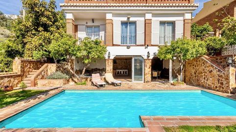 Espectacular villa con vistas al mar, piscina y cerca de la playa.