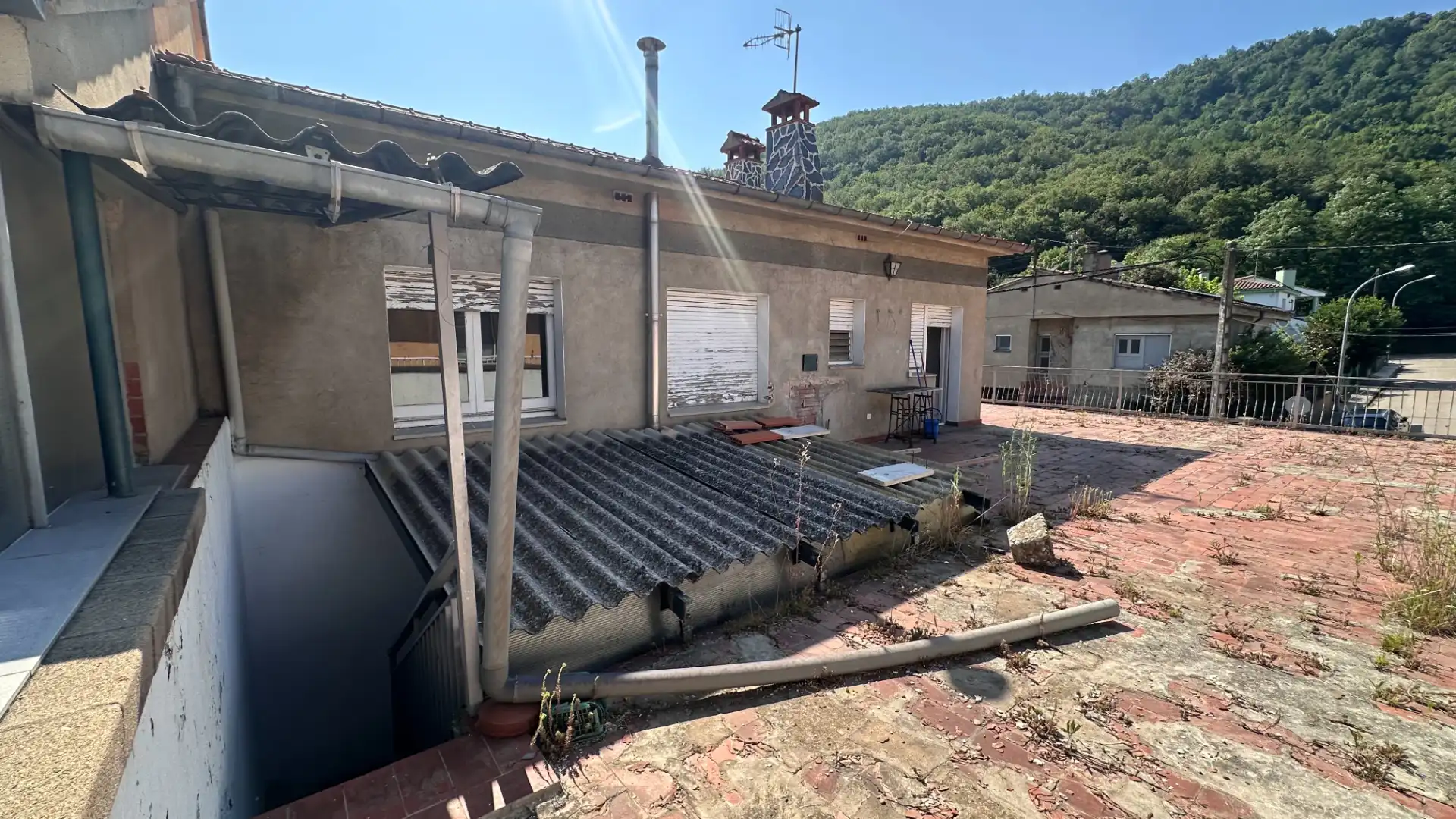 Außenansicht von Einfamilien-Reihenhaus zum Verkauf in Sant Joan Les Fonts mit Heizung, Terrasse und Ofen