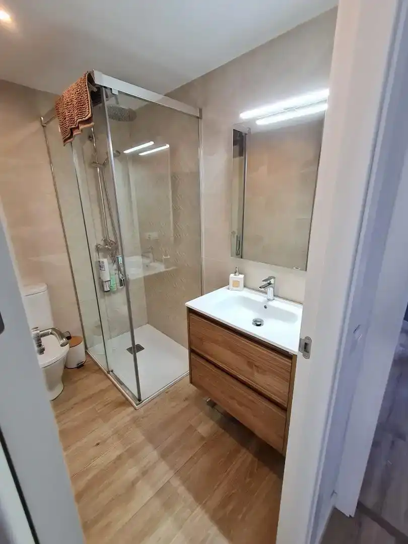 Bathroom of Flat for rent in  Sevilla Capital  with Air Conditioner and Balcony