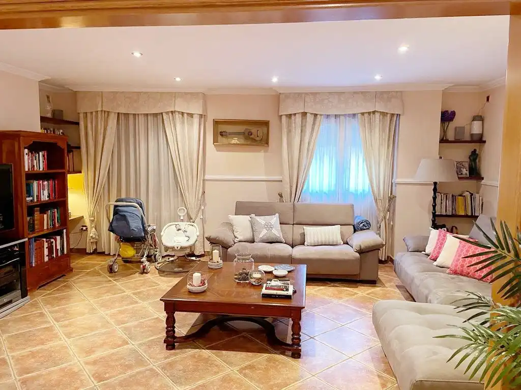 Sala d'estar de Casa o xalet en venda en Benicasim / Benicàssim amb Aire condicionat, Jardí privat i Terrassa
