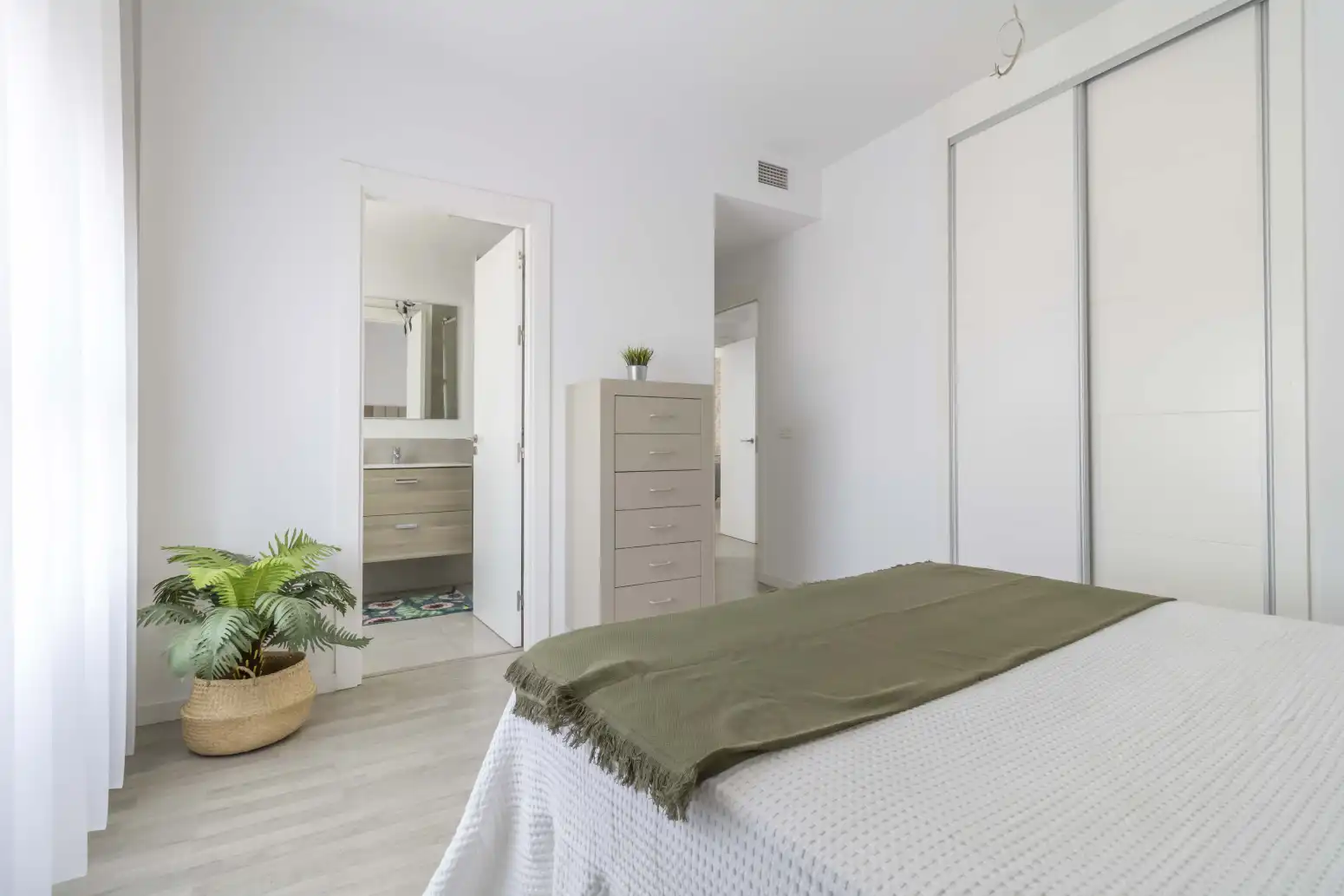 Habitación de Piso en venta en Sevilla con Aire acondicionado, Calefacción y Jardín privado