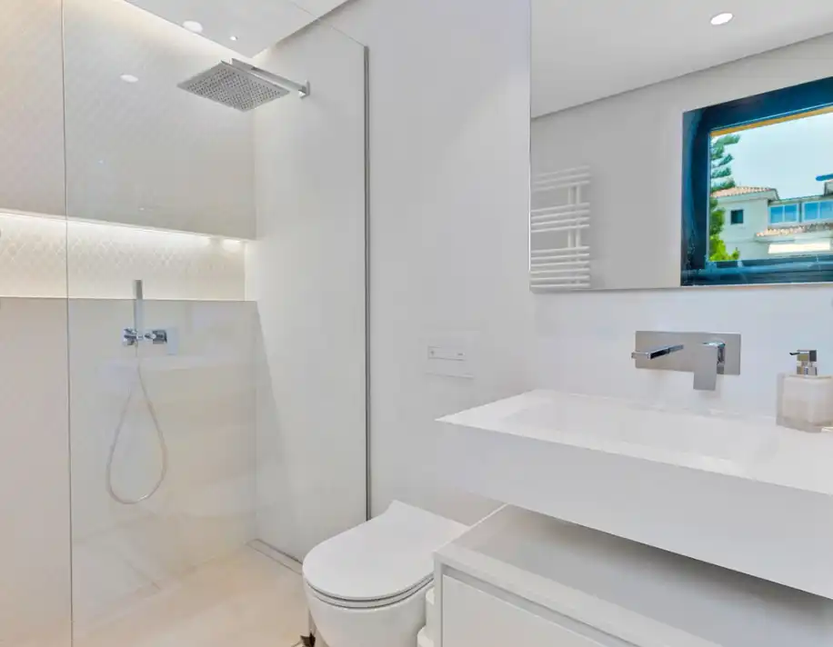 Baño de Piso en venta en Marbella con Terraza, Amueblado y Horno