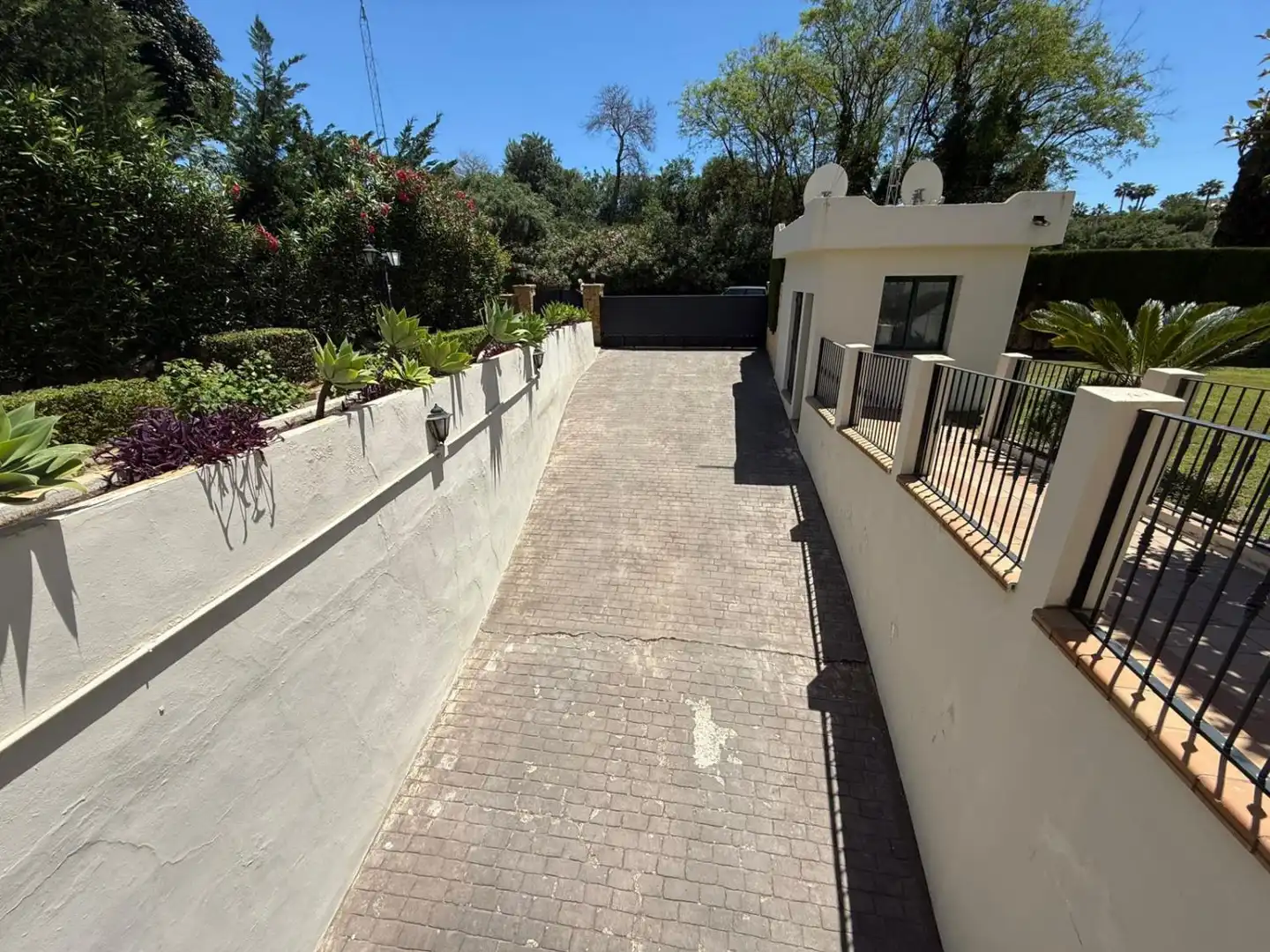 Vista exterior de Casa o xalet en venda en Marbella amb Calefacció, Jardí privat i Terrassa