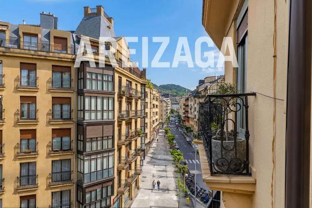 Außenansicht von Wohnung zum Verkauf in Donostia - San Sebastián  mit Heizung und Balkon