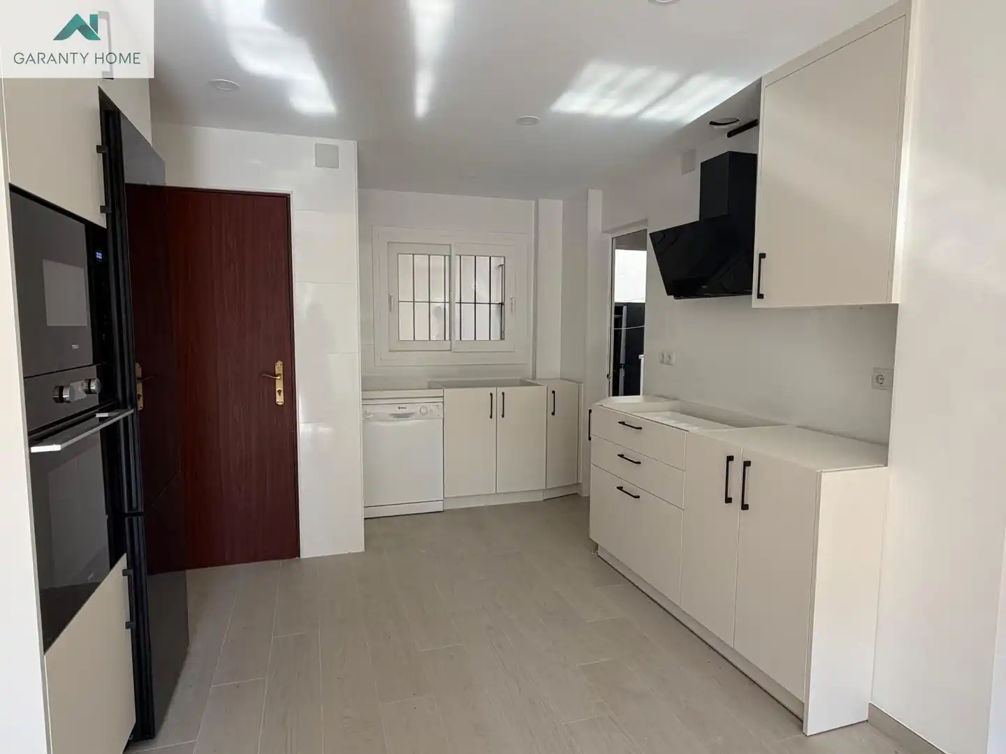 Cocina de Planta baja de alquiler en Málaga con Aire acondicionado, Jardín privado y Terraza