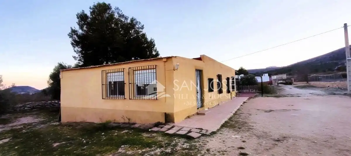 Vista exterior de Casa o xalet en venda en Monóvar  / Monòver amb Calefacció, Traster i Piscina