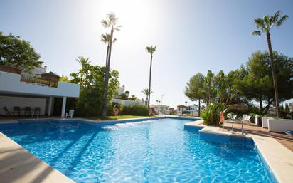 Piscina de Planta baixa en venda en Marbella amb Aire condicionat, Jardí privat i Terrassa