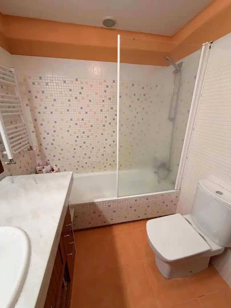 Baño de Casa adosada en venta en Valdemoro con Aire acondicionado, Calefacción y Jardín privado