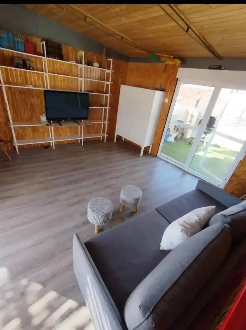 Sala d'estar de Casa adosada de lloguer en Villar del Arzobispo amb Aire condicionat, Parquet i Moblat
