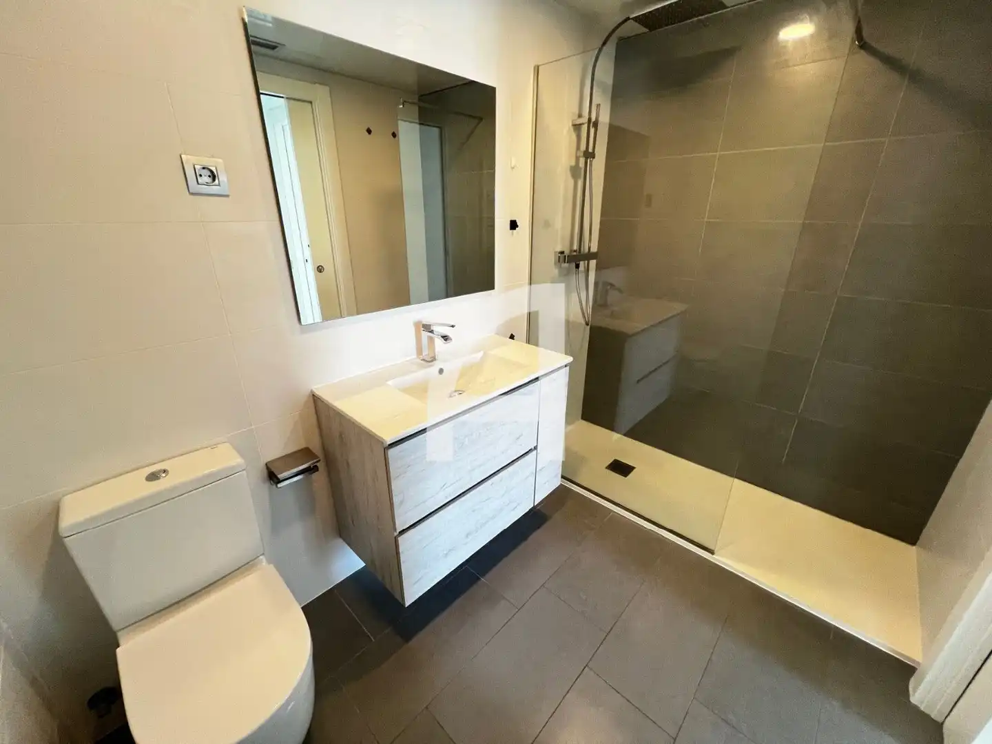 Badezimmer von Wohnung zur Miete in Sitges mit Klimaanlage, Heizung und Parkett