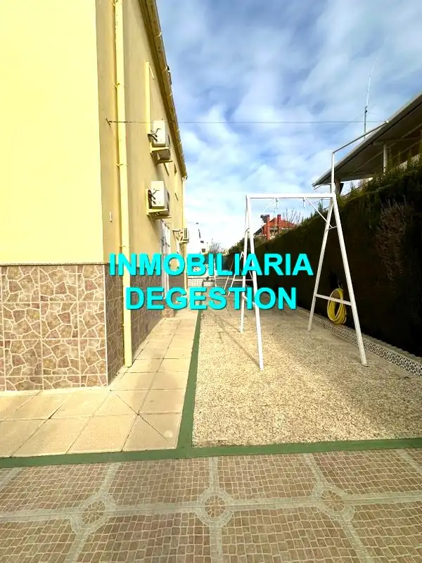 Vista exterior de Casa o xalet en venda en Linares amb Aire condicionat, Calefacció i Jardí privat