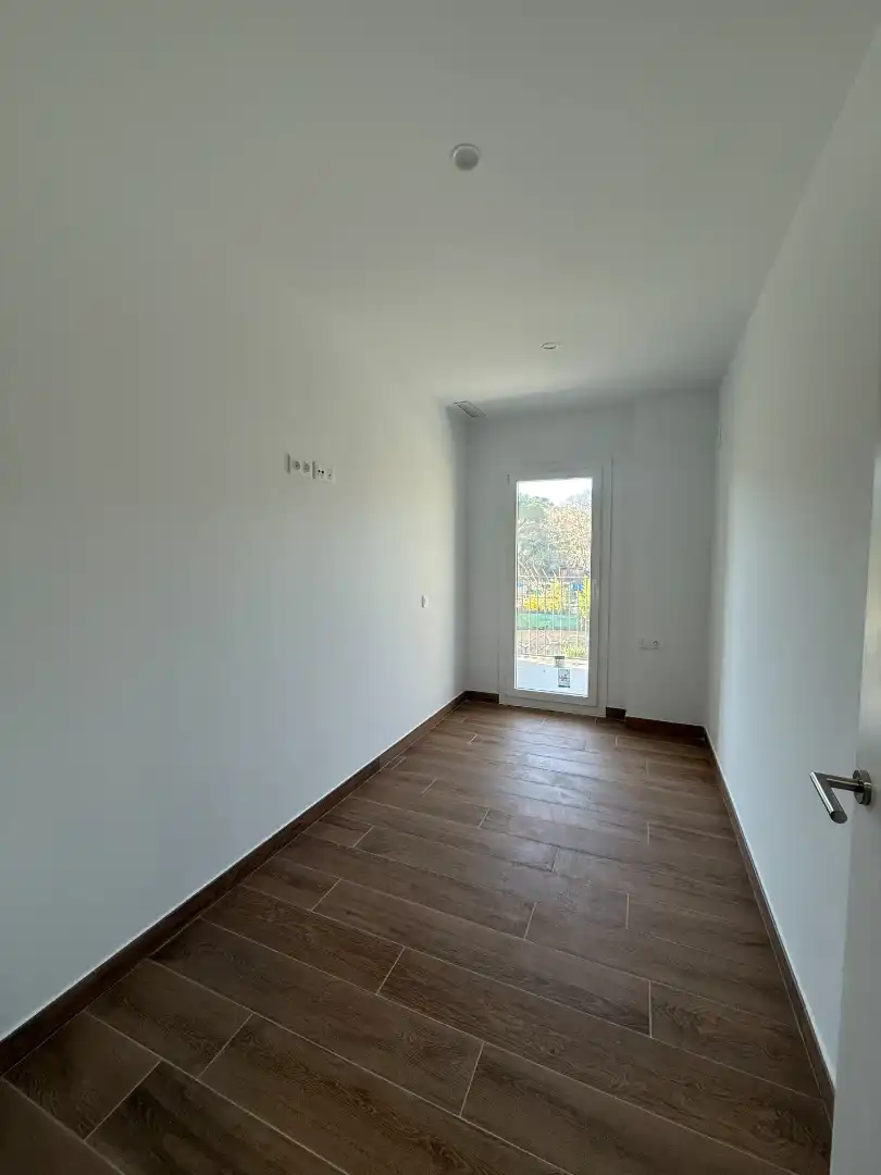 Bedroom of Flat for rent in Tiana  with Air Conditioner, Heating and Oven