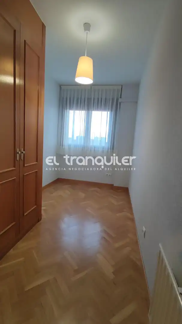 Dormitori de Pis de lloguer en Madrid amb Aire condicionat, Parquet i Piscina