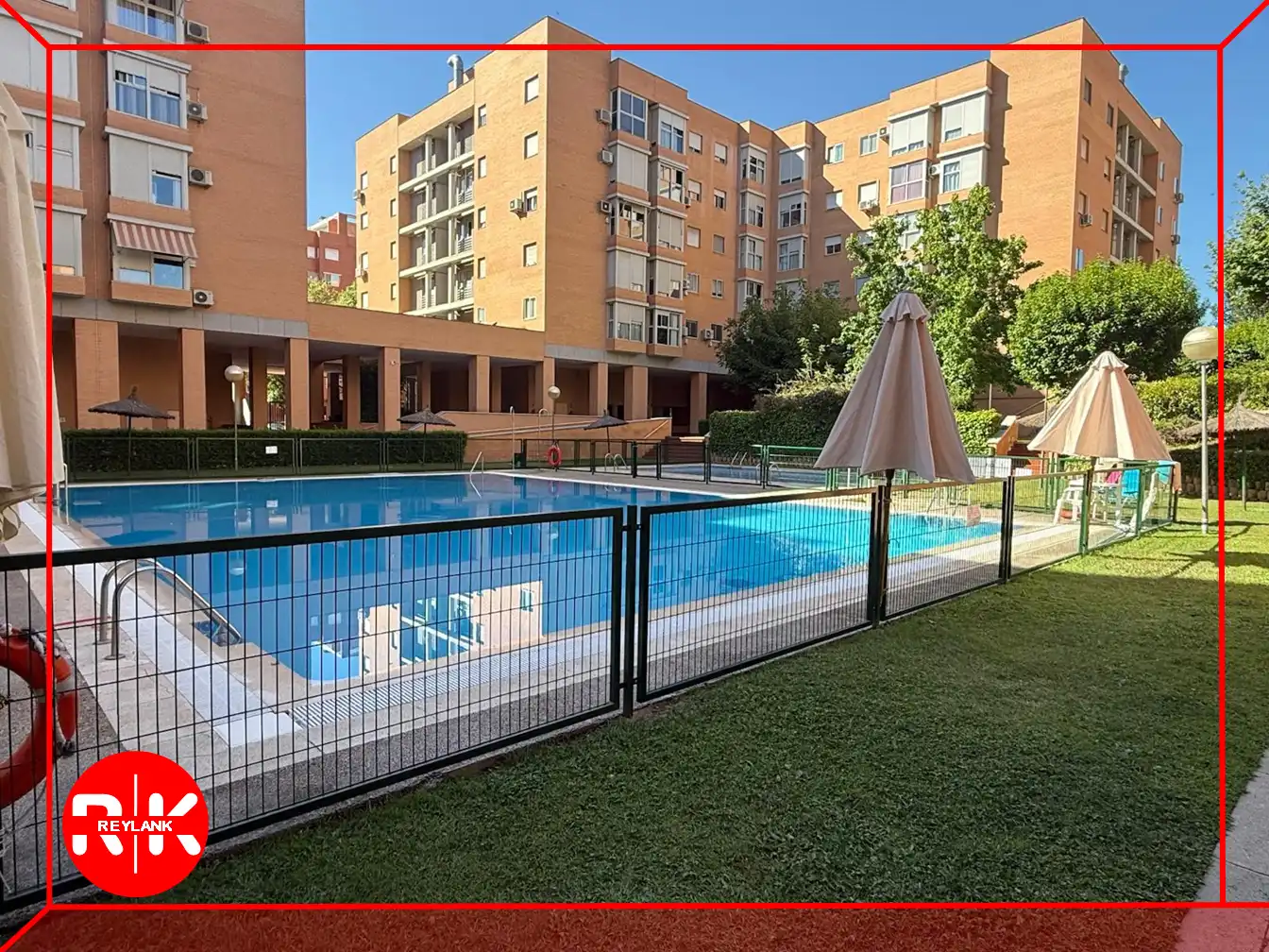 Piscina de Piso de alquiler en Madrid con Aire acondicionado, Calefacción y Trastero