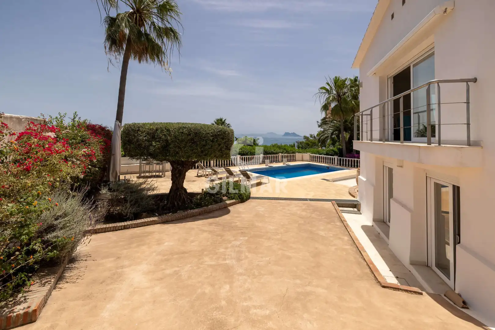 Vista exterior de Casa o xalet en venda en Sotogrande amb Calefacció, Jardí privat i Piscina