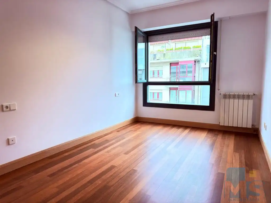 Habitación de Piso en venta en Donostia - San Sebastián  con Balcón