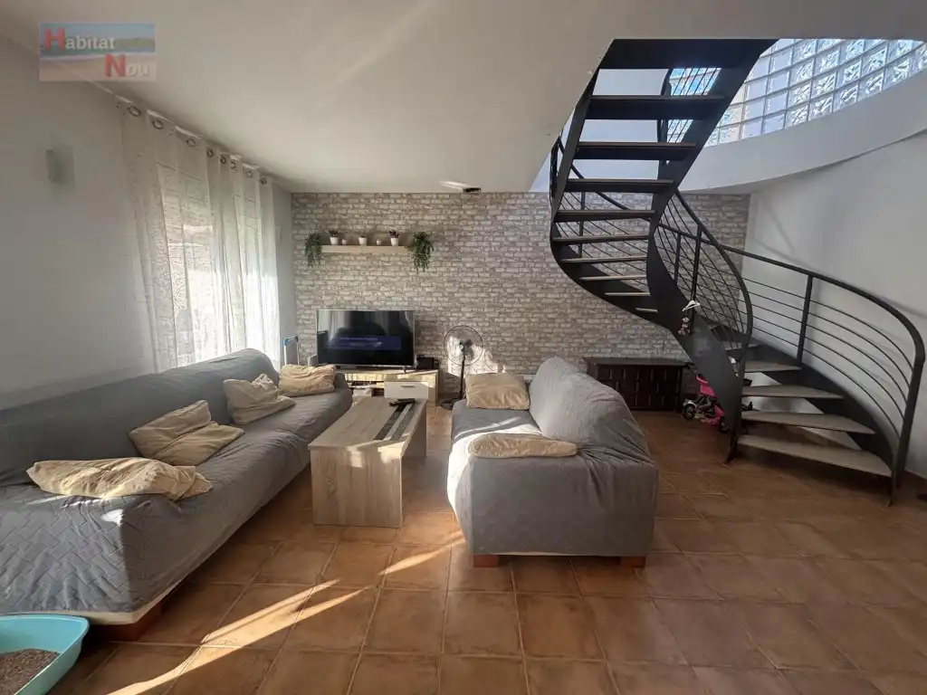 Sala d'estar de Casa o xalet en venda en La Bisbal del Penedès amb Forn i Rentadora