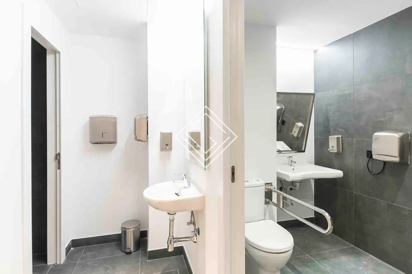 Baño de Oficina de alquiler en Madrid con Aire acondicionado y Calefacción