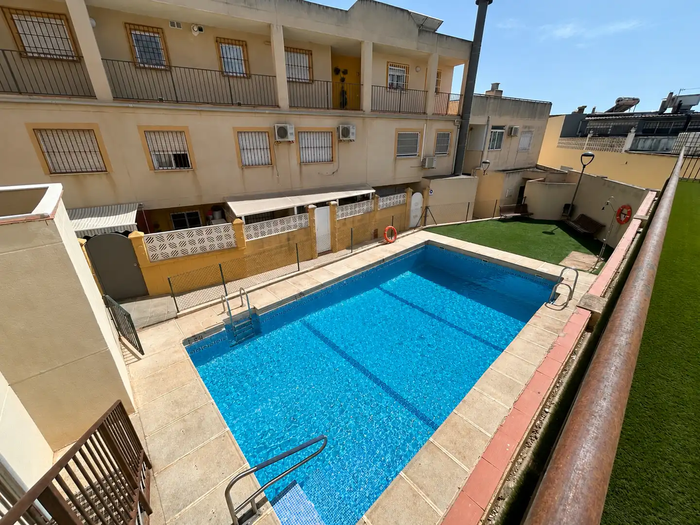 Piscina de Dúplex en venta en Almería con Aire acondicionado, Terraza y Piscina comunitaria