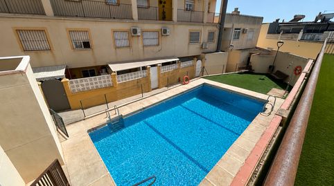 Dúplex con gran patio y terraza en Retamar. Almería