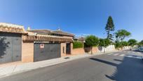 Vista exterior de Casa o xalet en venda en Espartinas amb Aire condicionat, Terrassa i Piscina