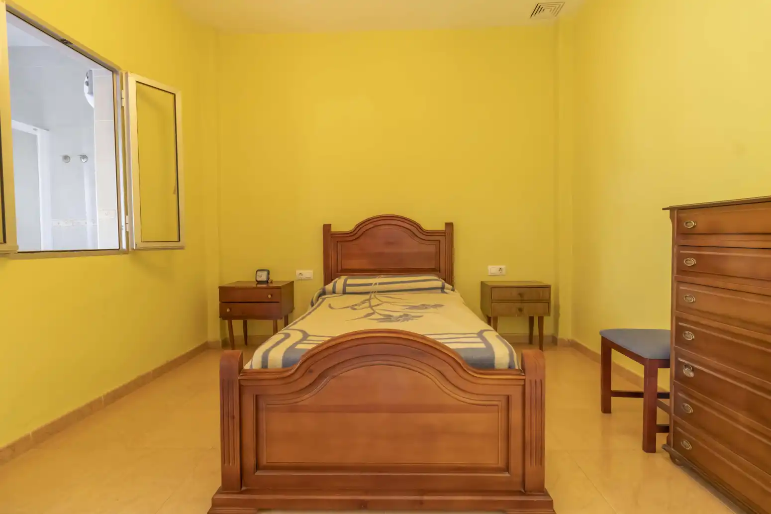 Habitación de Casa adosada en venta en Sevilla con Aire acondicionado