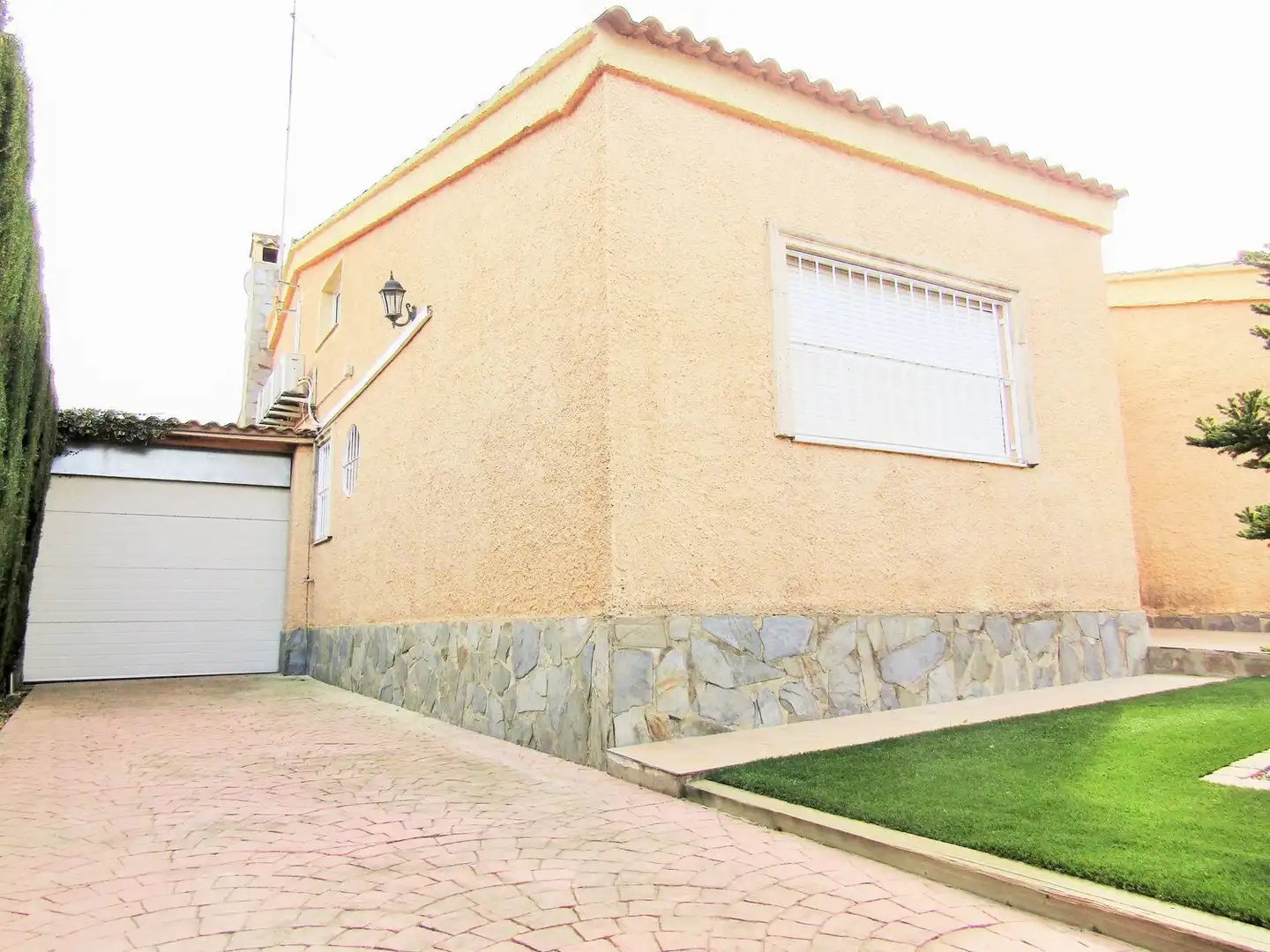 Vista exterior de Casa o chalet de alquiler en San Antonio de Benagéber con Aire acondicionado, Calefacción y Jardín privado