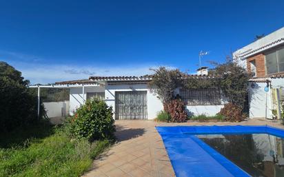 Vista exterior de Casa o xalet en venda en Los Barrios amb Terrassa, Piscina i Alarma