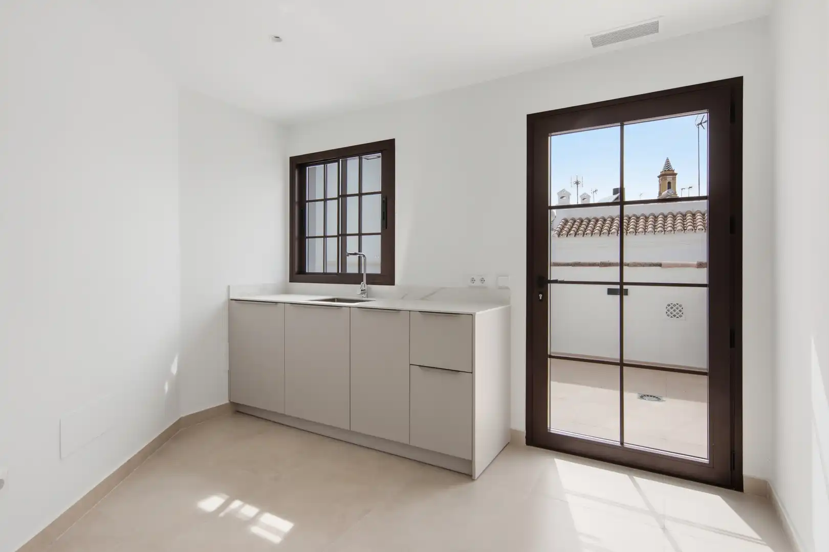 Cuina de Casa adosada en venda en Estepona amb Aire condicionat i Terrassa