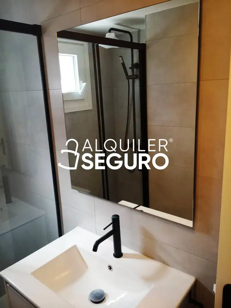 Baño de Piso de alquiler en Valladolid con Calefacción y Trastero