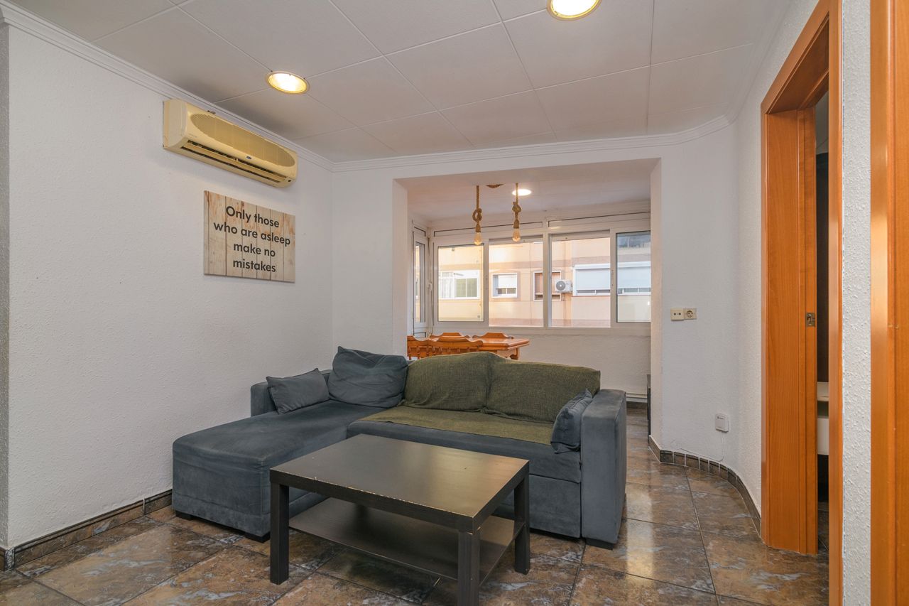 Living room of Flat for sale in Cornellà de Llobregat  with Air Conditioner, Heating and Oven