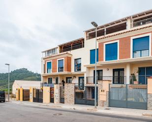 Vista exterior de Casa adosada en venda en Borriol amb Jardí privat, Terrassa i Traster